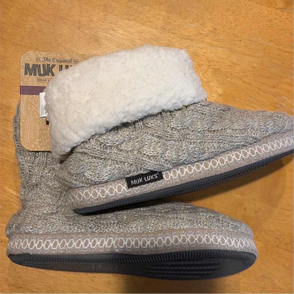 Muk Luks Cream and Gray Knit‎ Slippers size 7-8